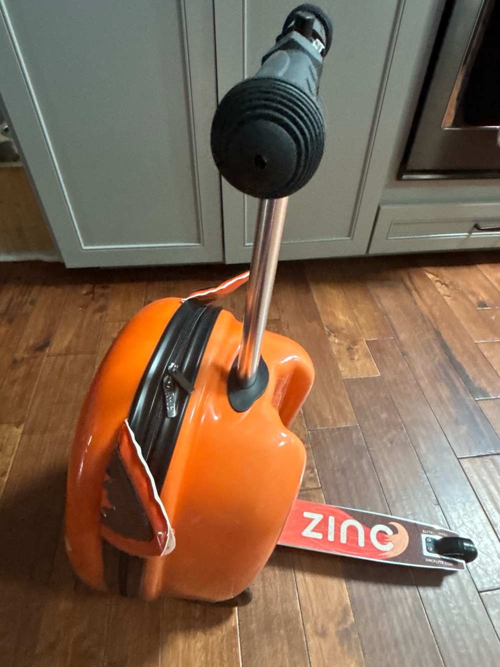 2-in-1 Zinc Flyte Midi 18 Inch Frazer The Fox Scooter/Suitcase - Picture 4 of 6